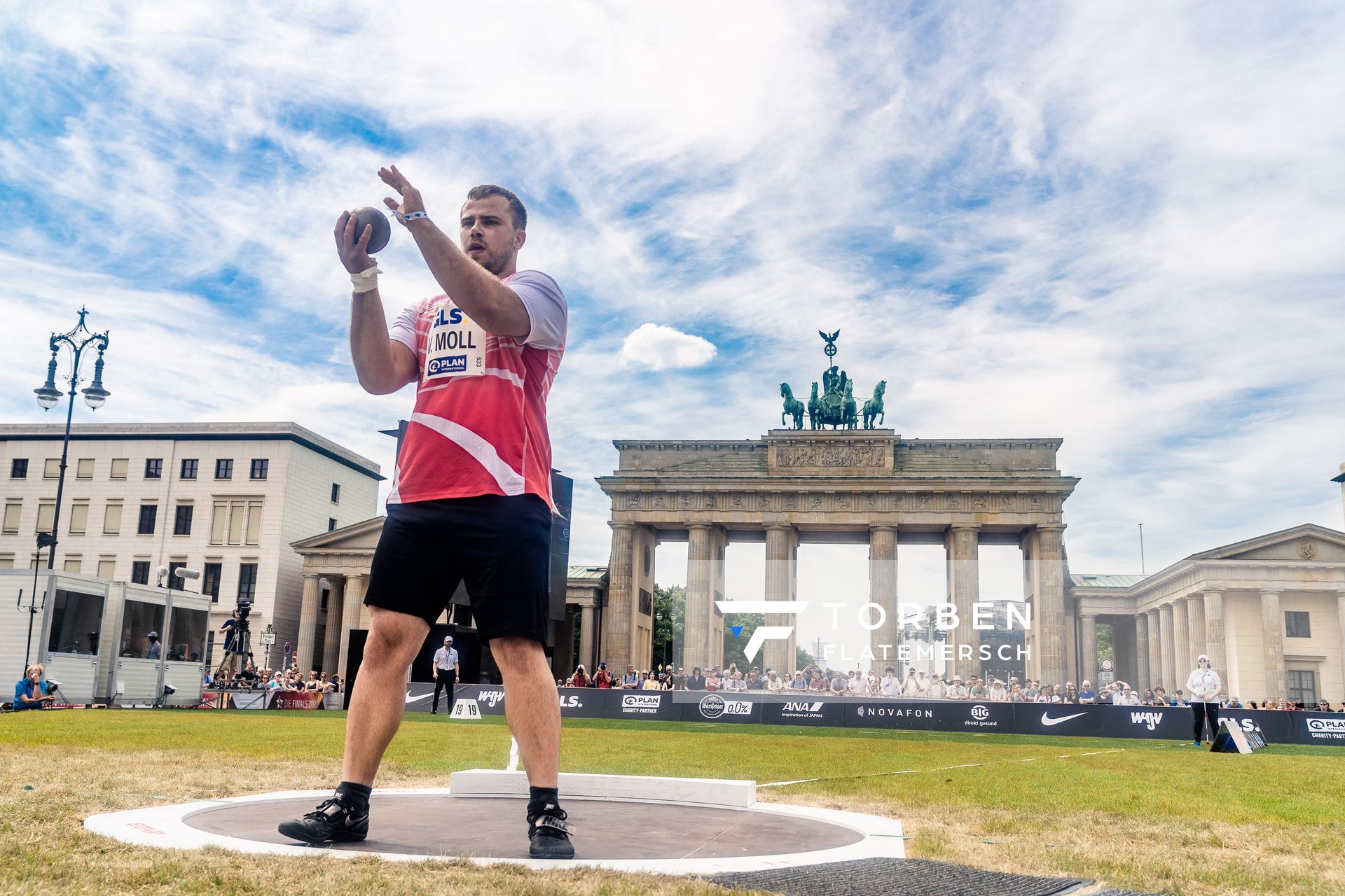 Valentin Moll (LC Rehlingen) beim Kugelstossen waehrend der deutschen Leichtathletik-Meisterschaften auf dem Pariser Platz am 24.06.2022 in Berlin